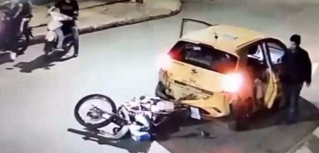 [Video] Iba haciendo ‘piques’ y se estrelló contra un taxi en Aranjuez