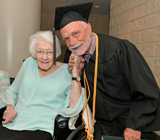 ¡De admirar! Hombre se gradúa a sus 72 años y celebra con su madre de 99 años