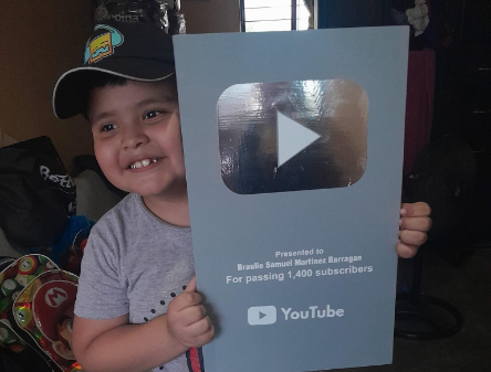¡Hermoso gesto! Papá diseña placa de YouTube a su hijo para impulsarlo a seguir creando contenido