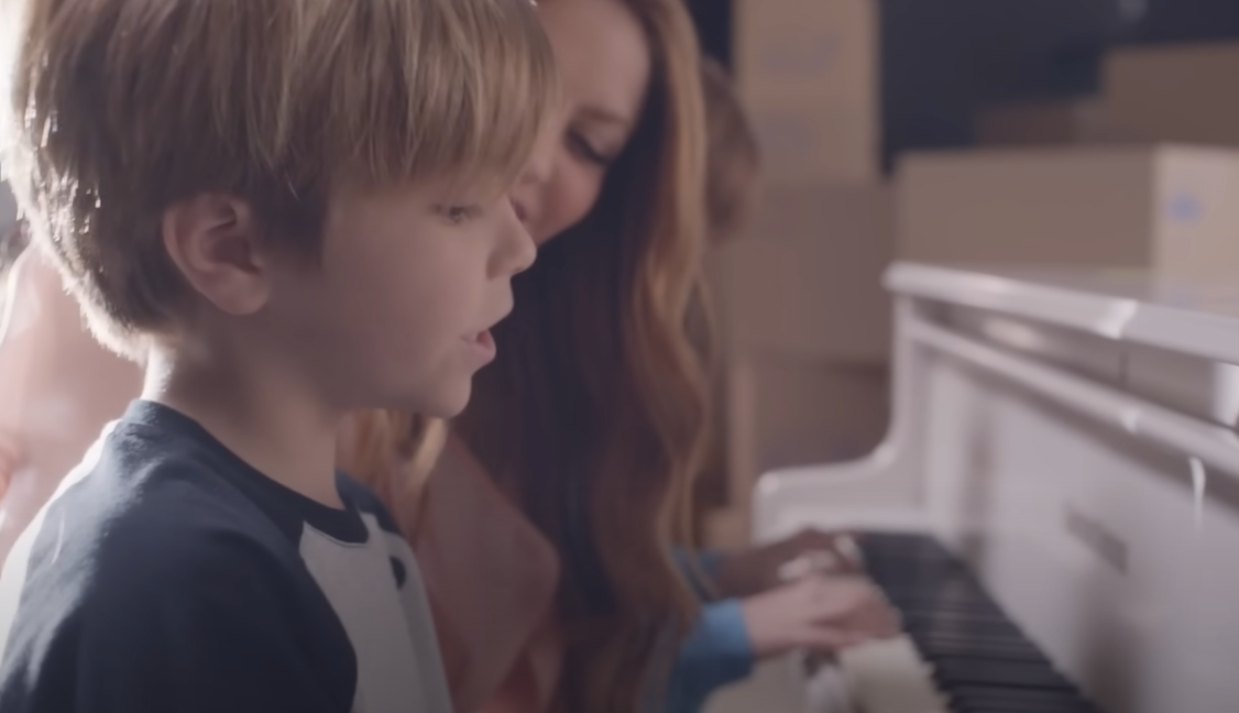 [Video] Shakira canta junto a sus hijos 