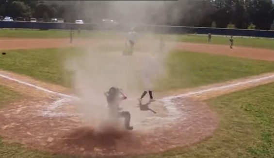 [Video] ¡Increíble! Tornado atrapó a niño durante un partido