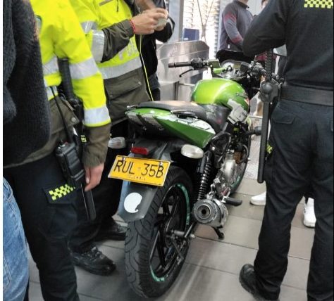 Hombre se subió con moto al Transmilenio