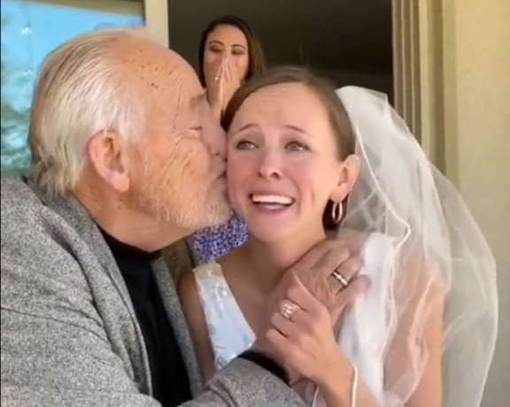 [Video] ¡Qué hermoso! Padre con Alzhéimer reconoció a su hija en el día de su boda