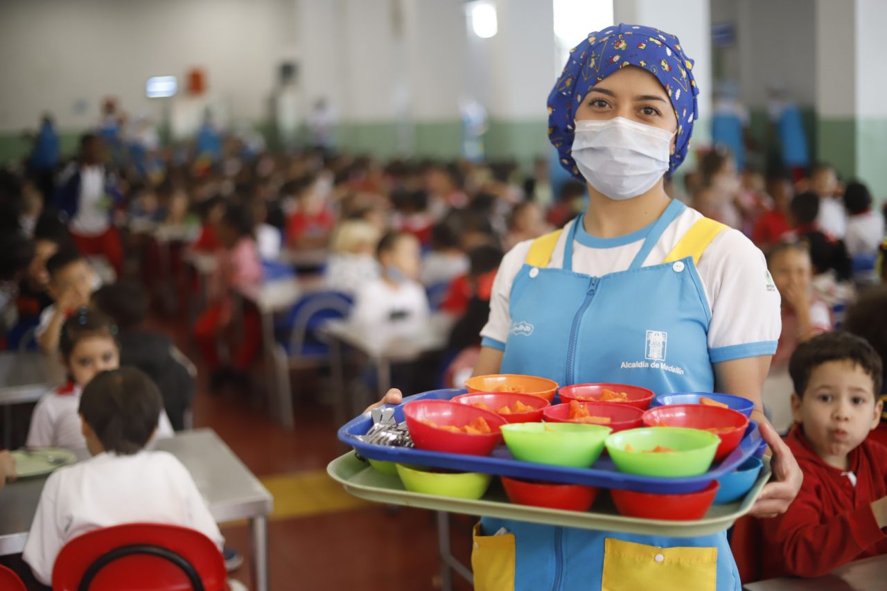 Medellín implementa estrategias para la recuperación de 9.012 niños y niñas en riesgo nutricional