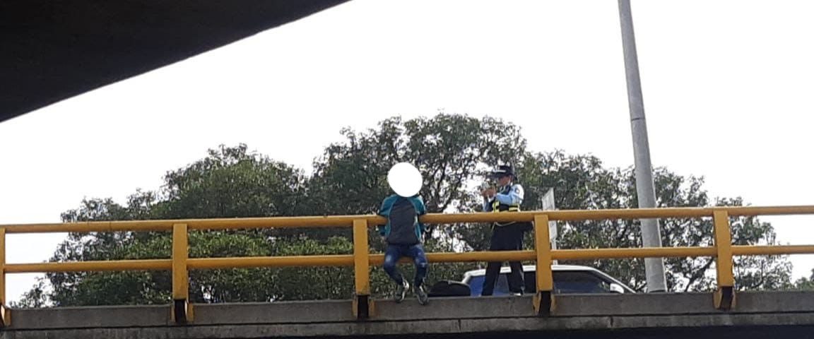 ¡Lo salvó de morir! Agente de tránsito evitó que un joven se lanzara desde un puente