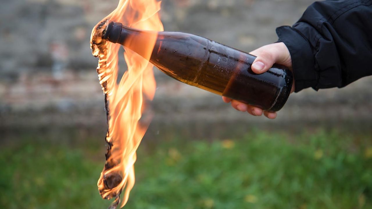 Mujer que le lanzó una bomba molotov a un banco en Estados Unidos fue enviada a la cárcel