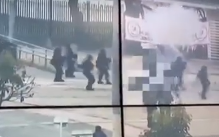 [Video] Un policía cae al suelo después de ser impactado por un proyectil