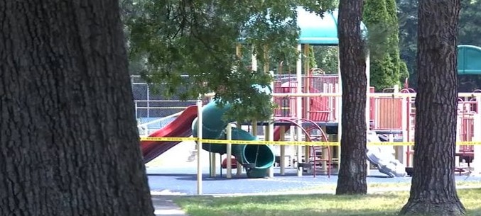 Parque infantil estaba rociado con ácido, varios niños lesionados
