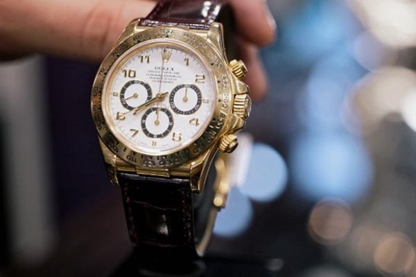 ¡A mordiscos! Así le robaron un reloj de 70.000 euros a un hombre