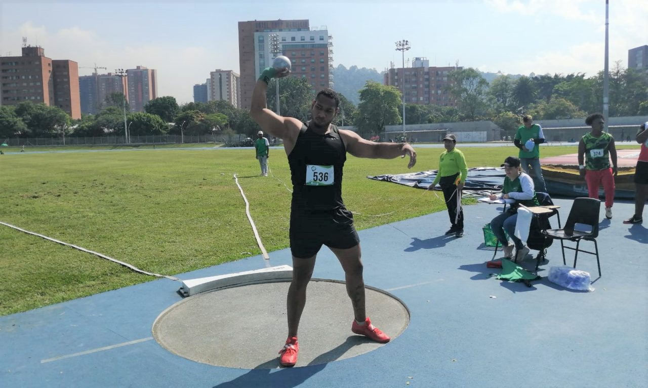 Deportistas de impulsión de bala de Antioquia buscan su mejor nivel