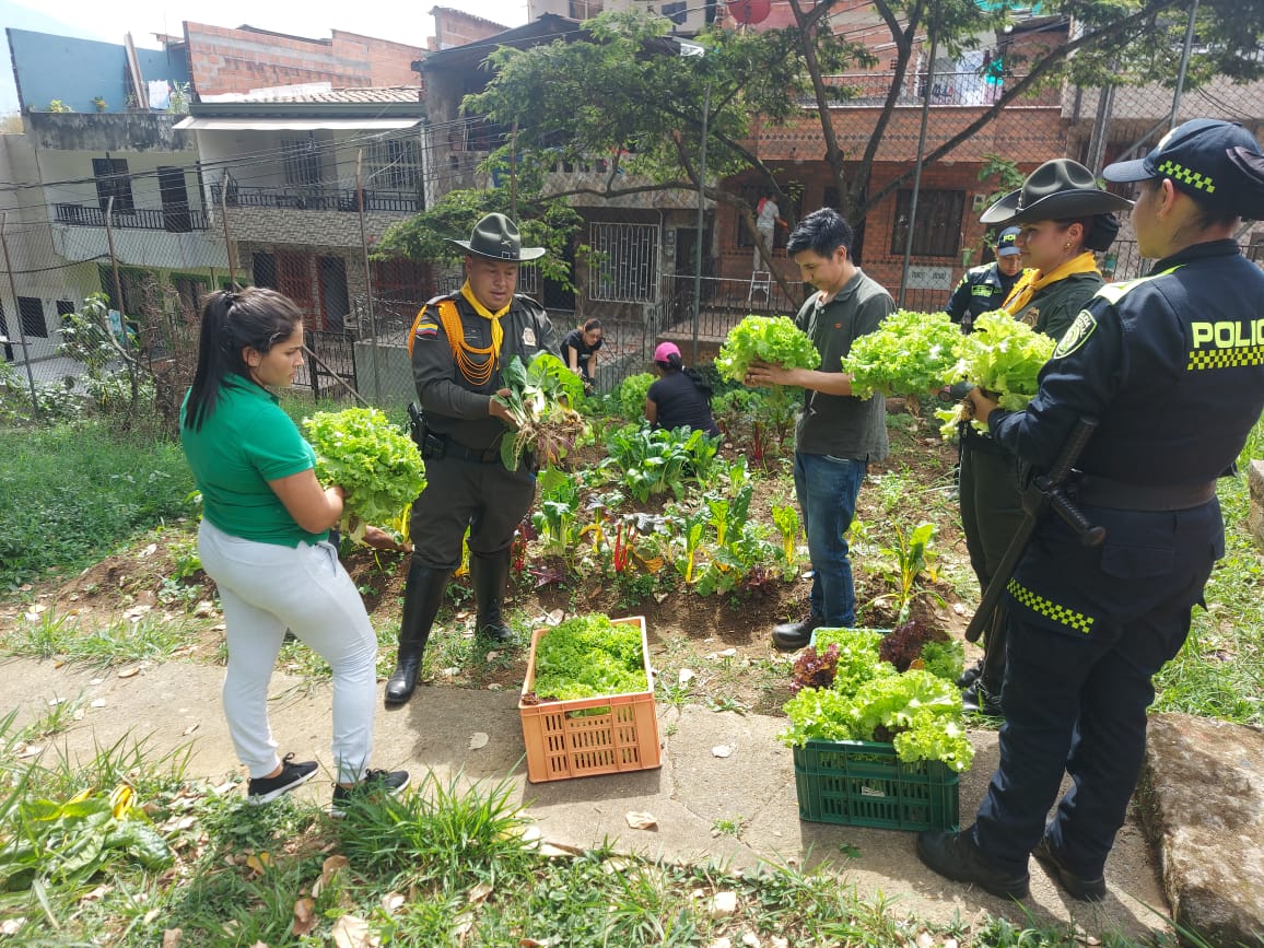 Un grupo de Carabineros y Protección Ambiental llegaron a Girardota con las Ecohuertas