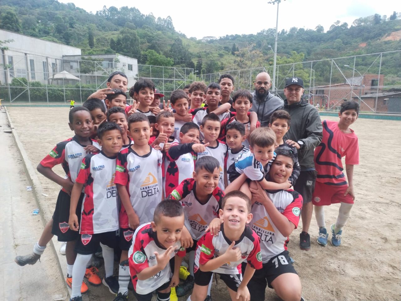 Niños del corregimiento Altavista buscan sueños con el Club Trascender