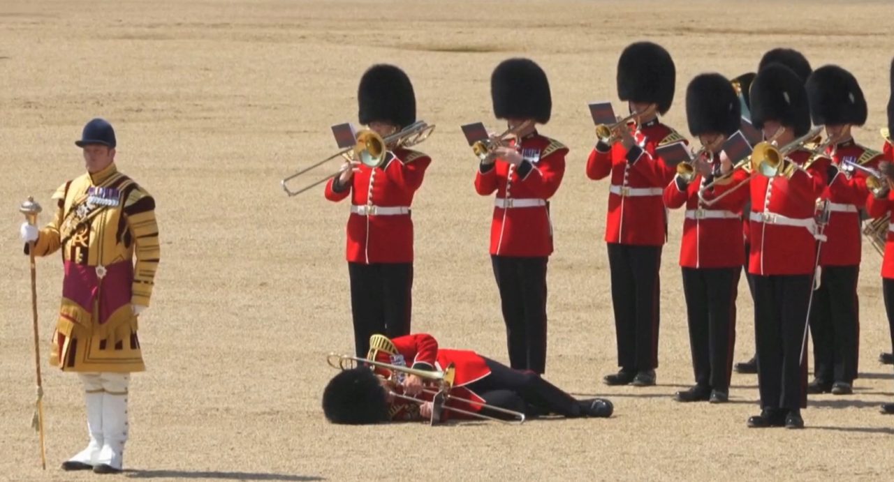 [Video] Guardias reales se desploman por alta temperatura