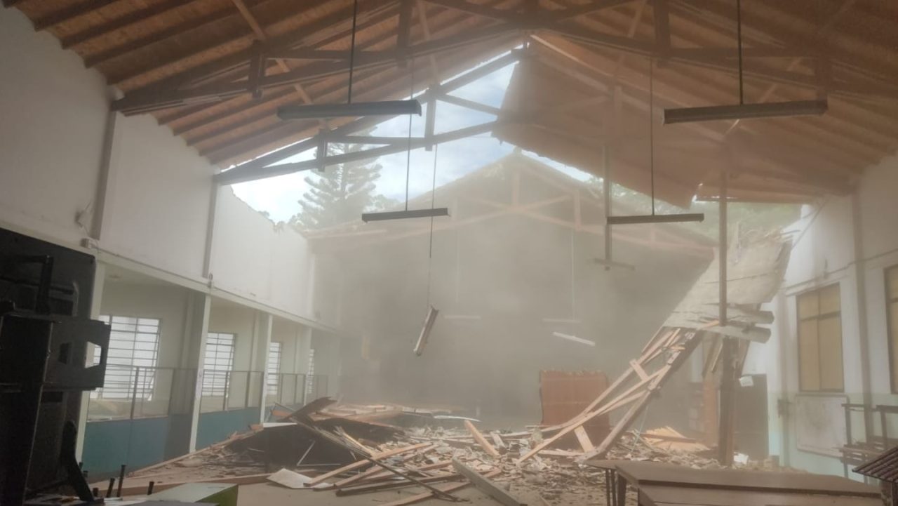 [Video] ¡Qué susto! Colapsó el techo de biblioteca en Barbosa