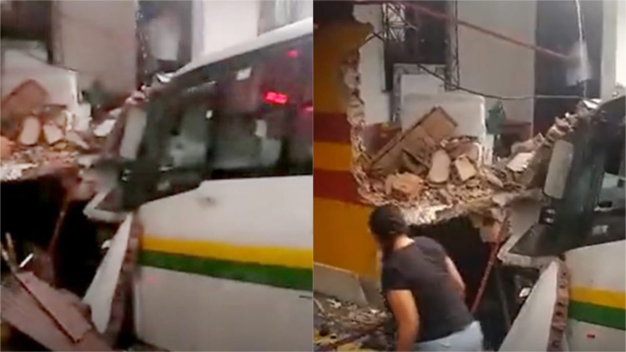 [Video] Momento exacto en que un bus choca contra una casa en Manrique