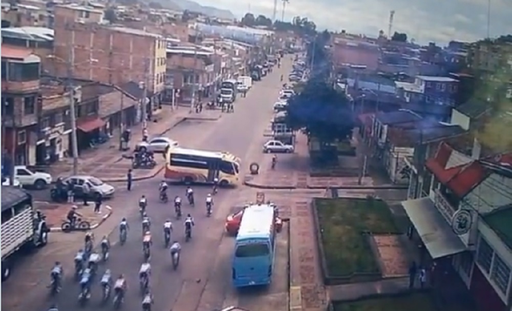 [Video] ¡Qué imprudencia! Bus por poco atropella a grupo de ciclistas que iban en ruta