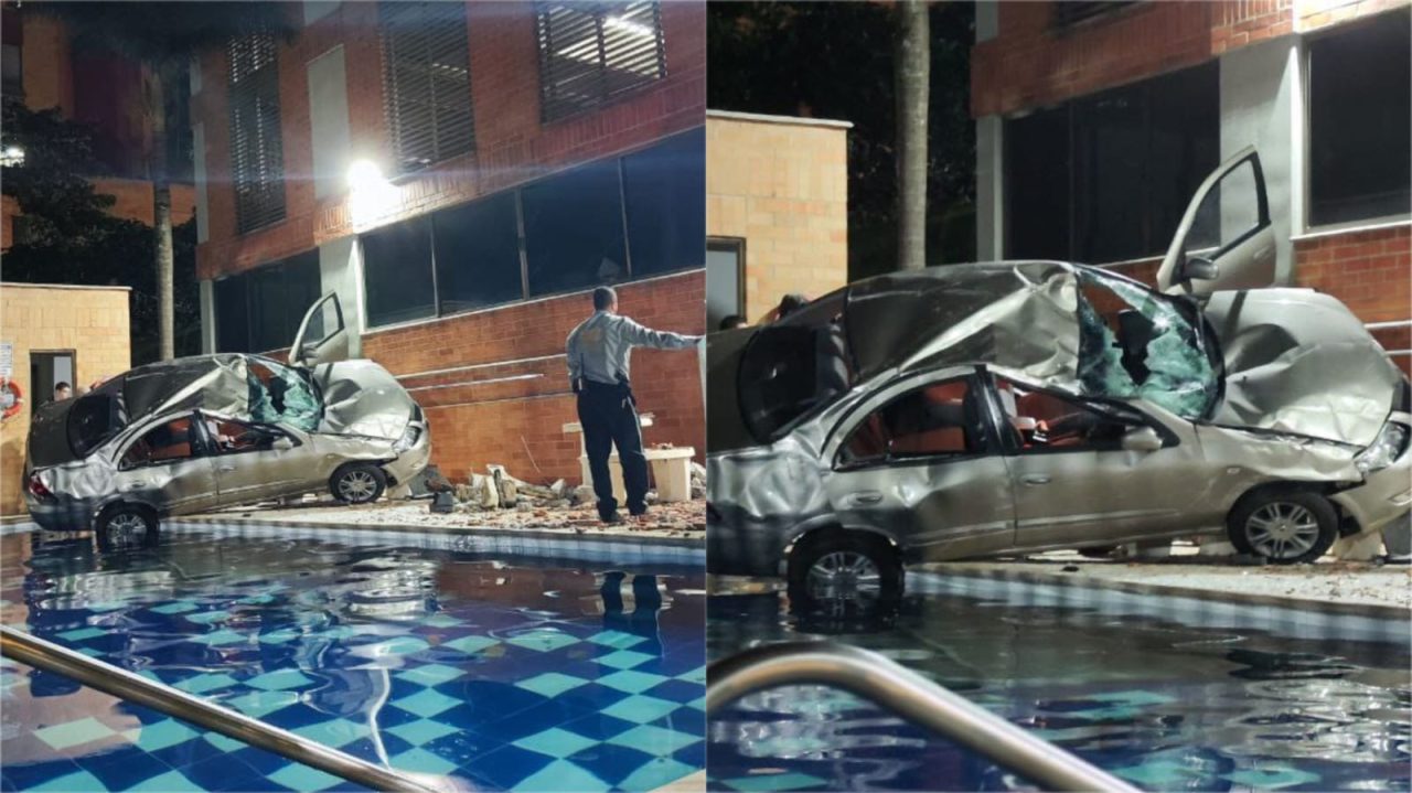 [Video] ¡Atención! Un vehículo cayó desde un parqueadero a la piscina de un edificio en Medellín