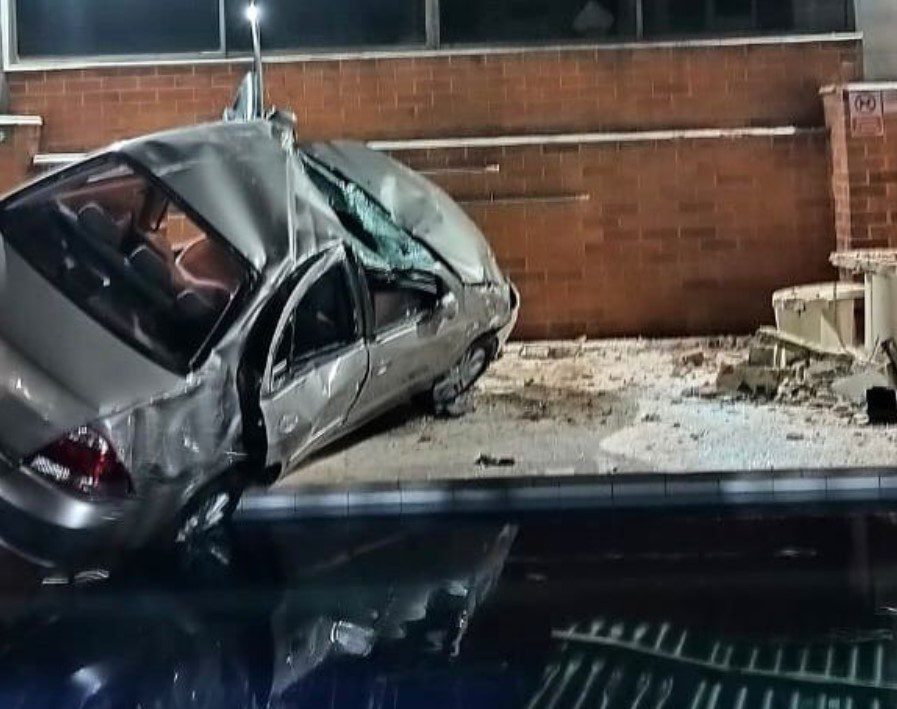 Carro cae de parqueadero 