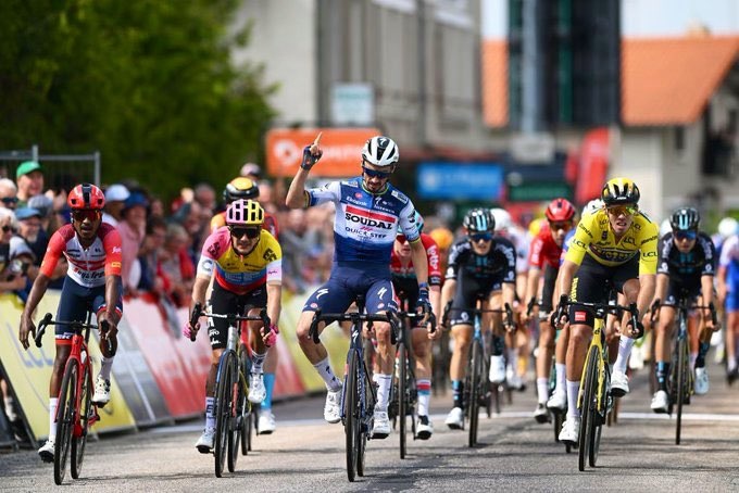 Egan Bernal entró con el pelotón del ganador de etapa en el Critérium del Dauphiné