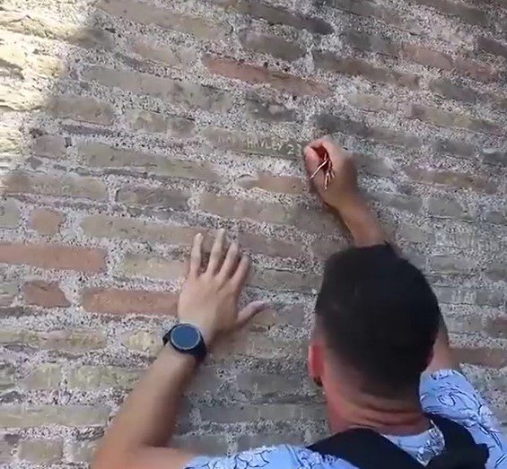 [Video] Se pusieron a rayar el Coliseo Romano y ahora enfrentan cárcel