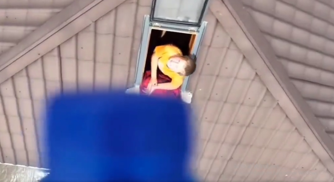 [Video] Dron lanza botella de agua a niño atrapado en vivienda inundada en Ucrania