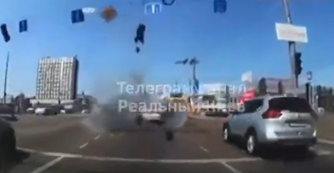 [Video] Un misil ruso cae en medio de una autopista llena, en Ucrania. Por poco causa tragedia