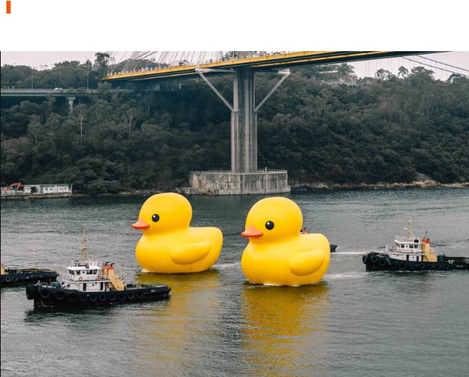 ¿Qué hacían dos patos de goma gigantes en la bahía de Hong Kong?