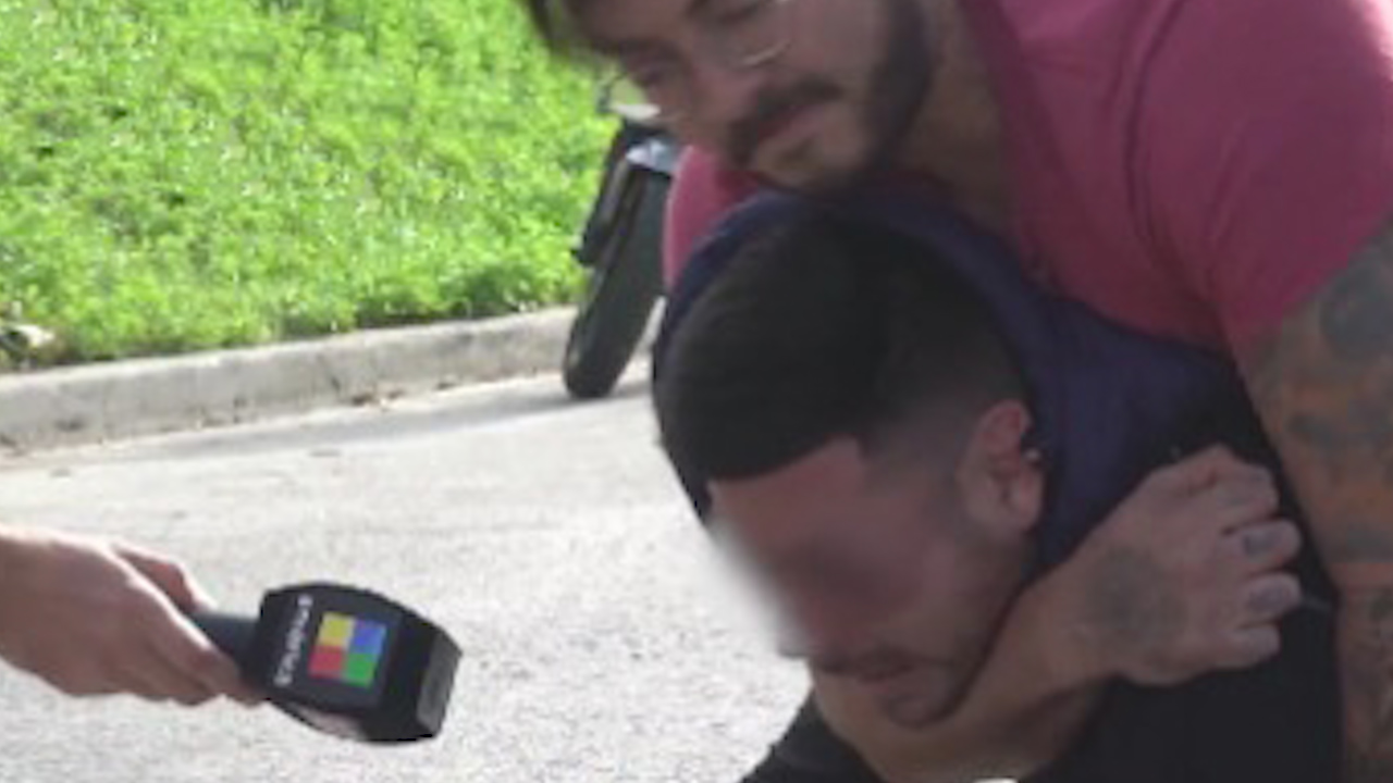 [Video] ¡En plena emisión! Un periodista entrevistó a un ladrón mientras era golpeado