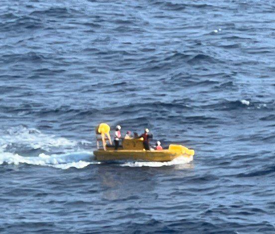 Mujer cae de crucero