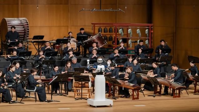 ¡La sensación! Robot dirige orquesta sinfónica en Corea del Sur