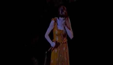 [Video] Taylor Swift se traga un insecto en pleno concierto