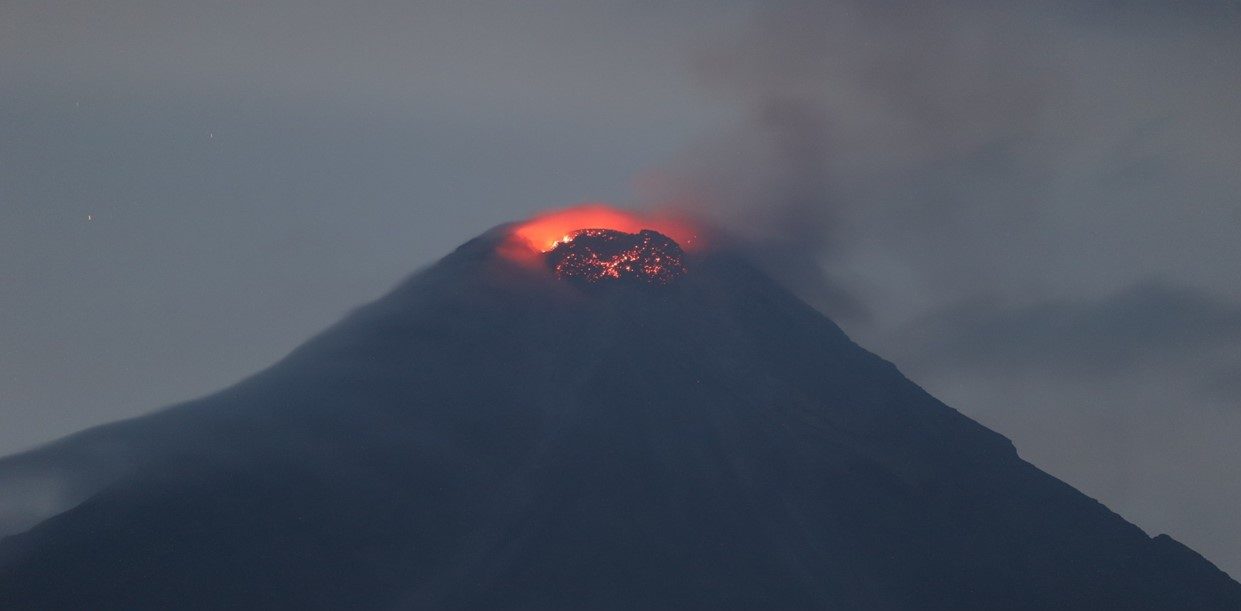 [Video] Por erupción de volcán en Filipinas, evacuan más de 10.000 personas