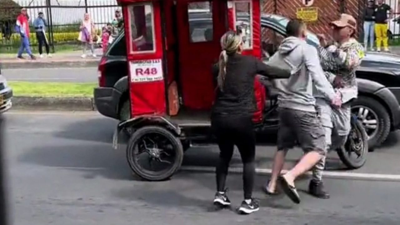 [Video]: ¡Por un rayón! Violenta pelea entre bicitaxista y conductor de una camioneta