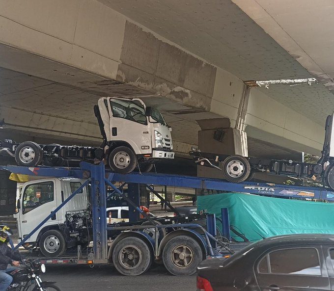 ¡Mal cálculo! Intentó cruzar un puente y dañó un carro nuevo