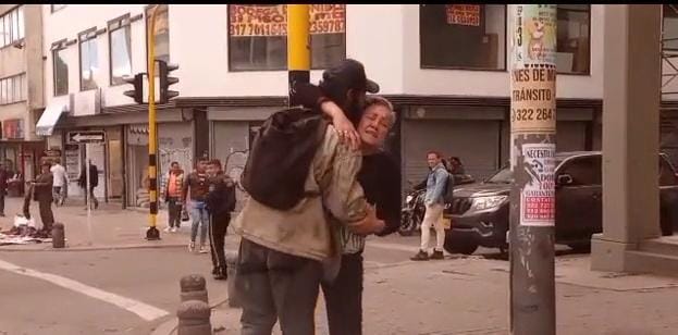 Video: ¡Amor de madre! Se reencontró con su hijo en condición de calle, así reaccionó