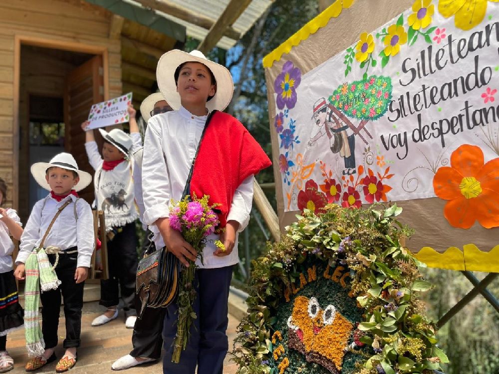 Estudiantes de los colegios de Medellín se unen a la celebración de Feria de Flores