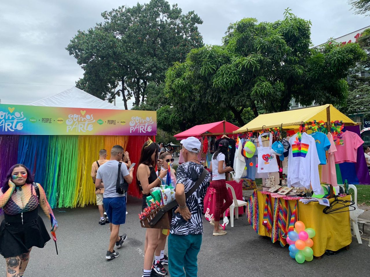 La Marcha del Orgullo, en Medellín, inició con un mercadillo diverso