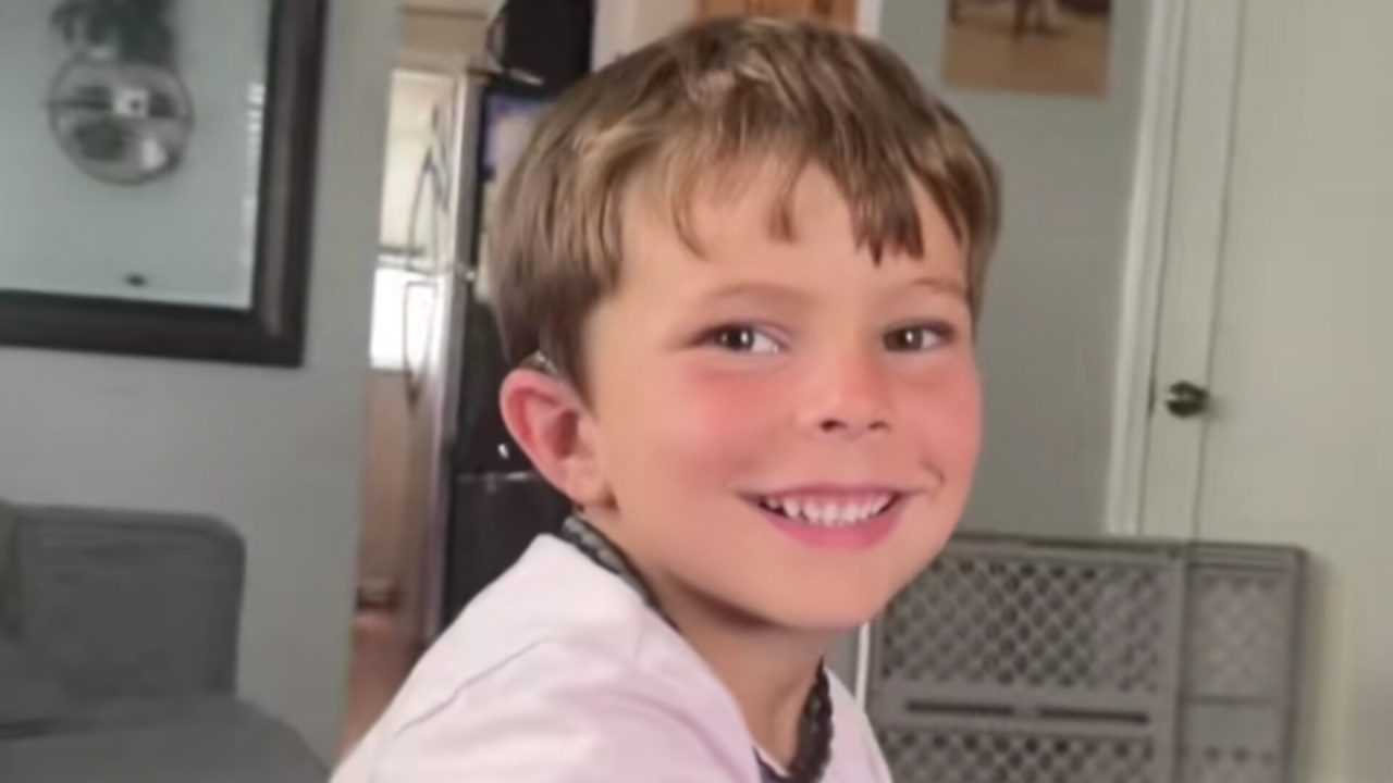 Video: ¡Hermoso! Niño sordo se emociona al ver un programa en donde usan lengua de señas