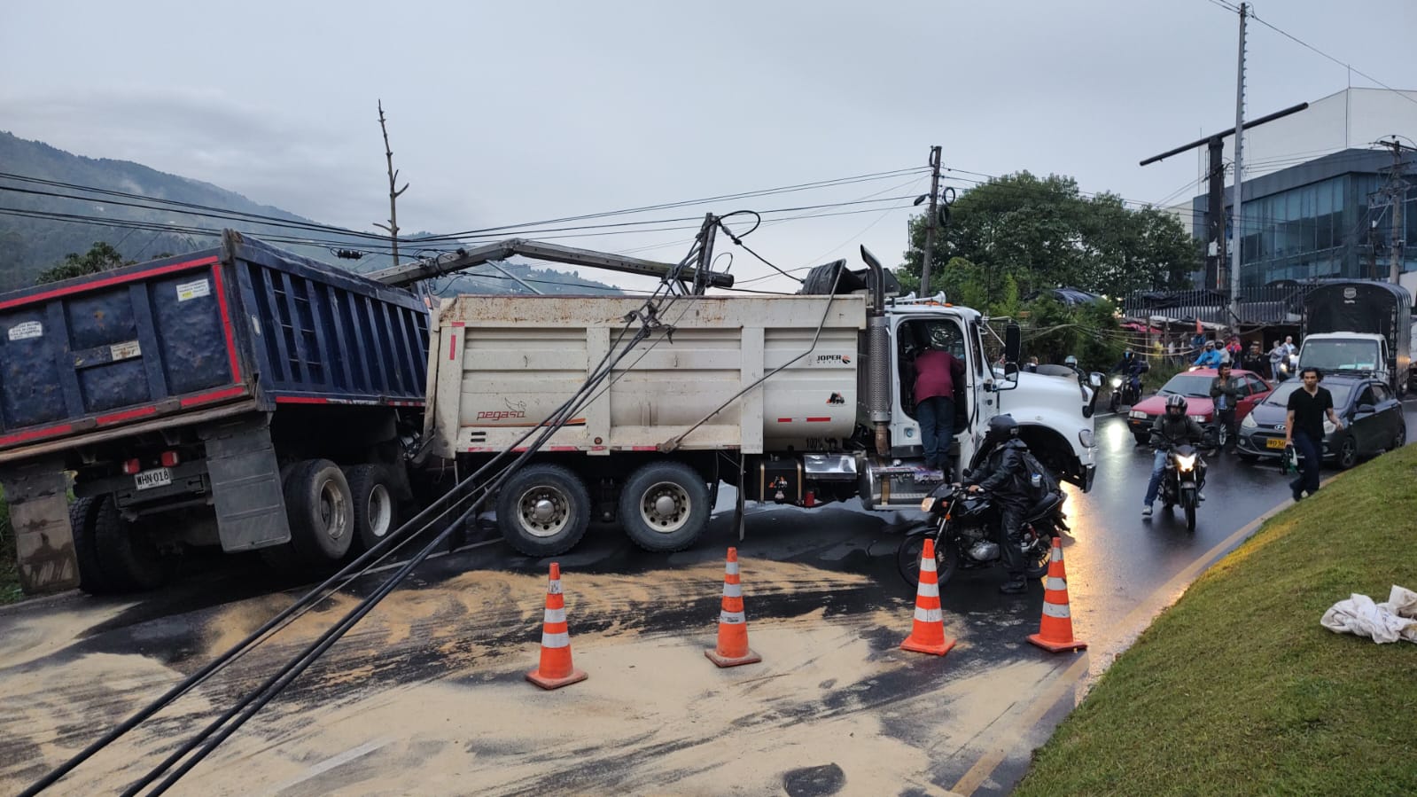 [Imágenes] Así fue el impresionante choque en la variante a Caldas