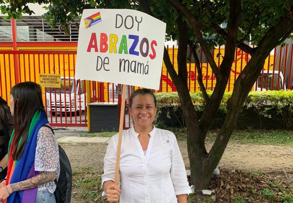 [Video] “Doy abrazos de mamá”, conmovedor mensaje de una mujer en la Marcha del Orgullo en Medellín