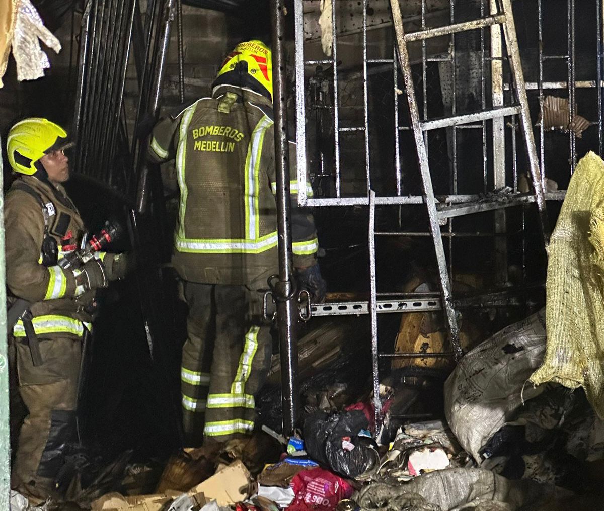 Más de 20 bomberos controlaron incendio que se presentó en Cristo Rey