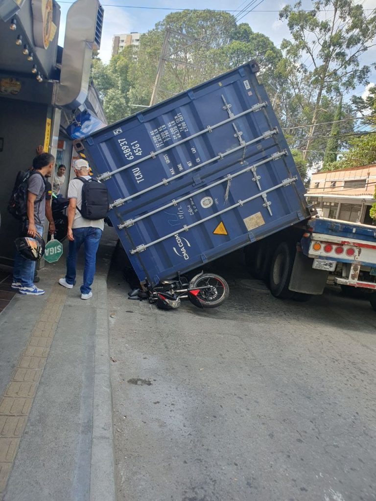 Container cae encima de una moto en el sector de El Trapiche