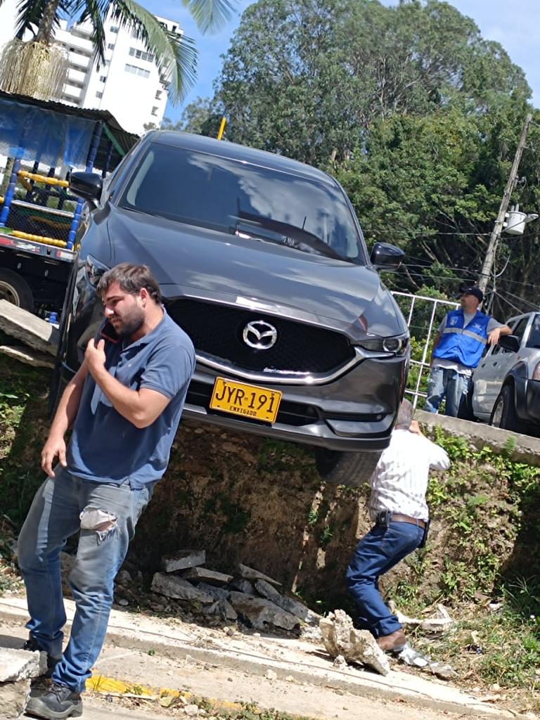 Container cae encima de una moto en el sector de El Trapiche