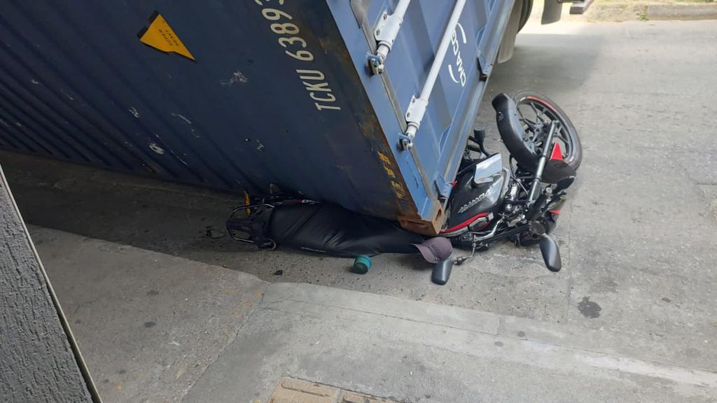 Container cae encima de una moto en el sector de El Trapiche