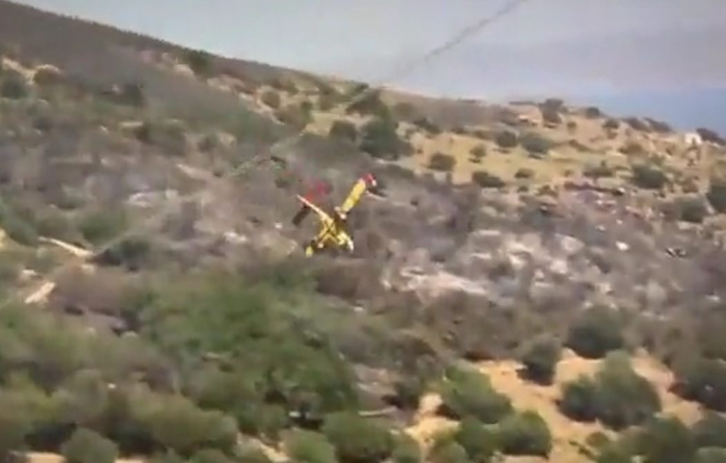 [Video] Momento exacto en el que avión que combatía un incendio se estrelló y estalló