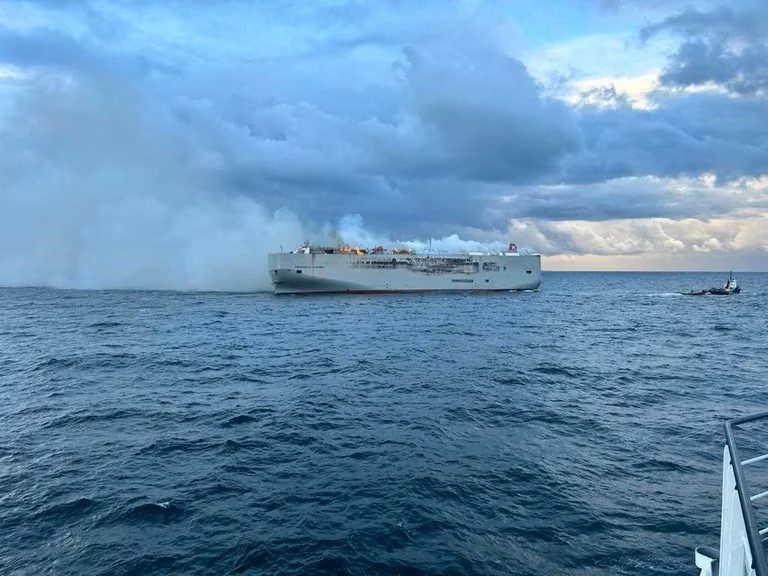 Buque que transporta carros se incendió en el Mar Negro