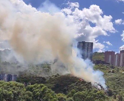 [Video] ¡Atención! Reportan voraz incendio en Calasanz