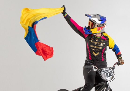 En el Día de la Independencia, bicicrosistas llevan la bandera en la piel