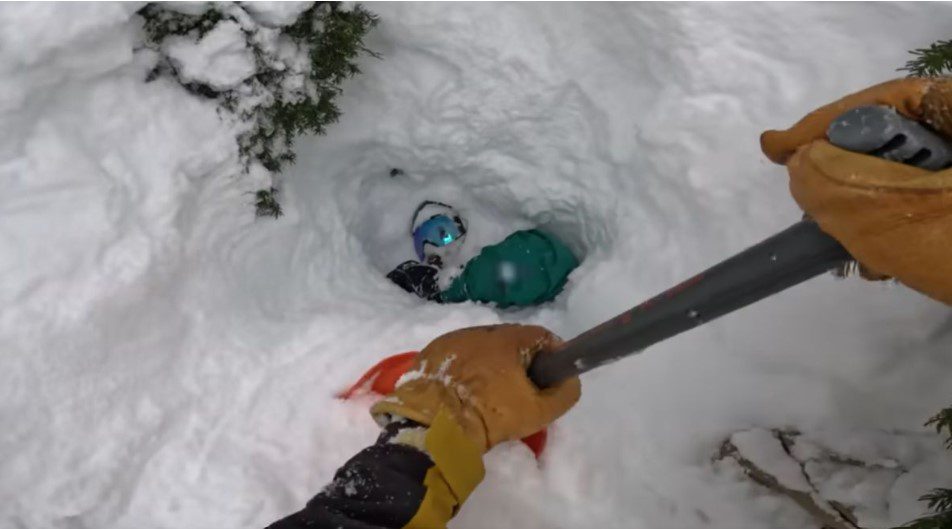 [Video] ¡Milagro! Quedó enterrado en la nieve y lo encontraron vivo