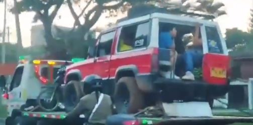 [Video] ¡El colmo! Una grúa inmovilizó un carro con todo y pasajeros a bordo